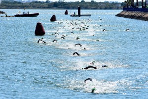 Un momento del tramo de natación. / Foto: J. L. Rúa.