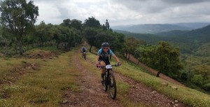 Raquel Pérez, ganadora en féminas, en pleno esfuerzo.