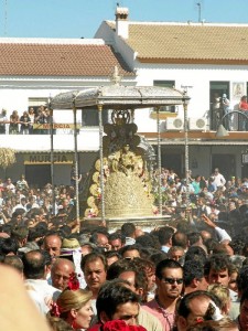 Con más de cien hermandades filiales, la aldea almonteña recibe cada romería a personas llegadas de diferentes partes del mundo.