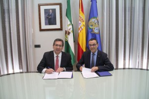 Antonio Pulido e Ignacio Caraballo firman el acuerdo de colaboración.