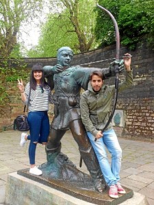 Amaia y Kico en el monumento a Robin Hood, en Nottingham.