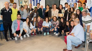 Un momento de la visita del plantel del Sporting a la Peña El MIlenio.