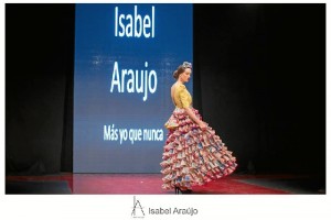 Ha estudiado Diseño de Moda en la Escuela de Sevilla. 