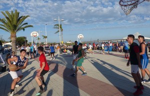 Un momento de la prueba del Circuito 3x3 de baloncesto en El Rompido.