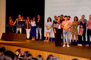 Momento de la entrega de su galardón a Rosendo Laíno Ramírez, campeón de la Copa de España Junior de Judo.