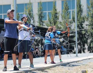 Arqueros finalistas de arco recurvo masculino y femenino.