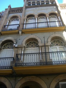 Vivienda de la calle Espronceda de Huelva, que muestra los típicos arcos de herradura del regionalismo. / Foto: Paula Crespo.