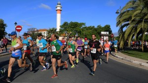 Más de 250 corredores de toda la provincia se dieron cita en la VII Media Maratón 'Ruta Hoteles de Cartaya'.