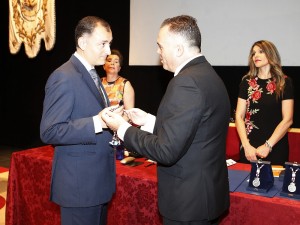 Eugenio Bernal recibe la Medalla.