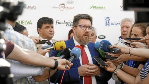 Rodrigo Sánchez Haro atendiendo a los medios. / Foto: Jesús Bellerín.