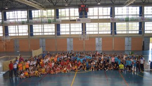 Foto de familia de los participantes en la Liga Interescolar de Baloncesto en Punta Umbría.