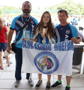 Leyre Fernández, junto a sus técnicos, José Riveros y Agustín Rodríguez.