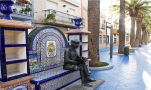 Aracena e Isla Cristina son los máximos exponentes del regionalismo onubense, pero no son los únicos. En la imagen, una característica foto del municipio, un espacio, el  banco-biblioteca, que fue diseñado por el propio Aníbal González.