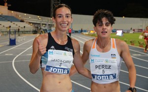 Laura García-Caro y María Pérez, al terminar la pruebas de los 3.000 metros marcha. / Foto: Laura Cebrino.