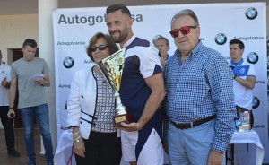 Momento en el que el capitán del equipo de árbitros de Sevilla recoge el trofeo.