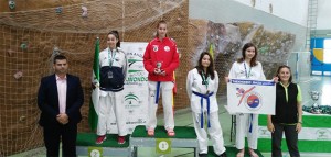 Eva Salguero, del Gimnasio Yoon de Huelva, en lo más alto del podio.