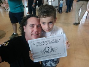 Juan Prieto junto a su hijo sosteniendo el diploma acreditativo de su segundo puesto en el certamen.