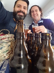 Juan elabora cerveza en casa para amigos y familiares.