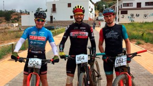 Podio masculino de la prueba ciclista celebrada en El Almendro.