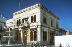 El Casino de Isla Cristina muestra la gran influencia de la arquitectura regionalista en la localdiad. / Foto: IAPH.