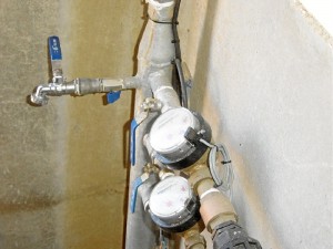 Colector de agua potable instalado en la unidad de riego. Se trata de contadores individuales que miden el abastecimiento. 