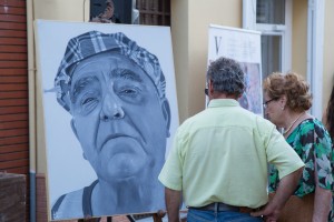 Dos personas contemplan la obra del ganador en la modalidad de Facultades y Escuelas de Bellas Artes.