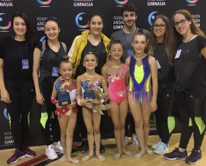 El equipo técnico del GR Huelva con algunas de las  gimnastas.