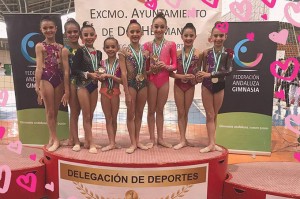 Gimnastas del GR Huelva en lo más alto del podio.