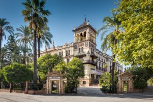 El centro histórico de Sevilla está plagado de ejemplos de arquitectura regionalista. / En la imagen, el Hotel Alfonso XIII de la capital hispalense.