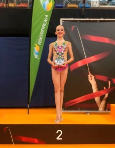 Marta Fernández en el podio como subcampeona de España.