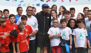 Los jóvenes han podido charlar, recibir consejos y practicar el atletismo con Ordóñez.