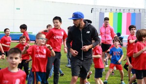 Saúl Ordóñez, junto a los niños de las escuelas de atletismo.