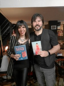 La joven autora junto a Manuel Cuesta en Sevilla.