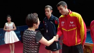 El onubense Álvaro Robles en el momento de recibir su medalla. / Foto: @rfetm_tenismesa.