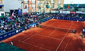 Lleno en el Recreativo de Tenis para presenciar una final que no defraudó. / Foto: @rcrtenishuelva.