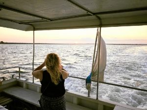 Travesía en barco para disfrutar del atardecer en la Ría de Huelva. 