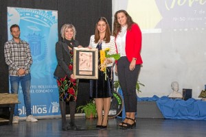 Recibiendo el Premio Bollullos Joven en la modalidad de Trayectoria Académica e Investigación.