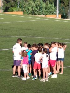 Decenas de niños participan en las actividades. 