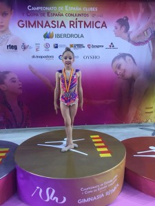 Adriana Morales, en el podio tras lograr el subcampeonato de España.