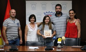 Un momento de la recepción en el Ayuntamiento de Cartaya a la luchadora local Natalia Pereda.