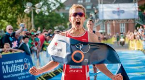 Momento de la llegada a la meta del danés Andreas Schilling, ganador del Mundial de Duatlón. / Foto: @triathlonlive.