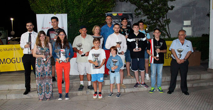 Los vencedores en las diversas categorías del torneo de ajedrez en Mazagón.