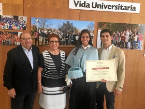 La joven de Bollullos, junto a su familia, tras recibir el premio extraordinario de doctorado de la UHU.