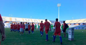 Los dos equipos en el momento de saltar al terreno de juego del Nuevo Colombino. / Foto: @recreoficial.