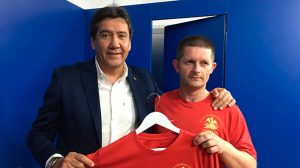 Manolo Zambrano, presidente del Decano, recogió la camiseta conmemorativa que le obsequió el Lybster. / Foto: @recreoficial.