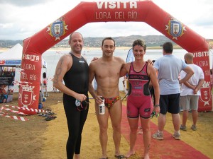 Los tres primeros clasificados en la prueba celebrada en aguas del Pantano José Torán, en la provincia de Sevilla.