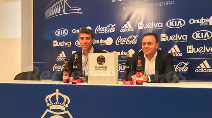 José María Salmerón -derecha-, junto a Óscar Carazo, en la presentación del técnico. / Foto: Recrecantera / @jesusmanzanoq.