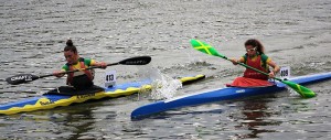 Momento del sprint final por el primer puesto en K1 Mujer Infantil B.