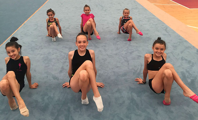 Las gimnastas trabajando a las órdenes de la entrenadora de Bulgaria.