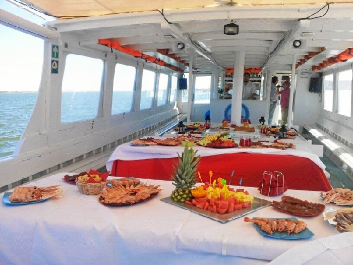 Las embarcaciones pueden ser reservadas por grupos para disfrutar de un plan diferente navegando por la Ría de Huelva.